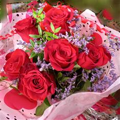 A half dozen best red roses